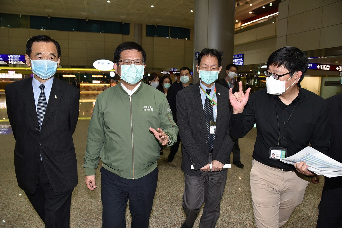 交通部長林佳龍（中）視察桃園機場防疫措施，桃園機場業務處副處長陳慶隆(右1)簡報防疫措施進度。 圖：陳慶隆/提供