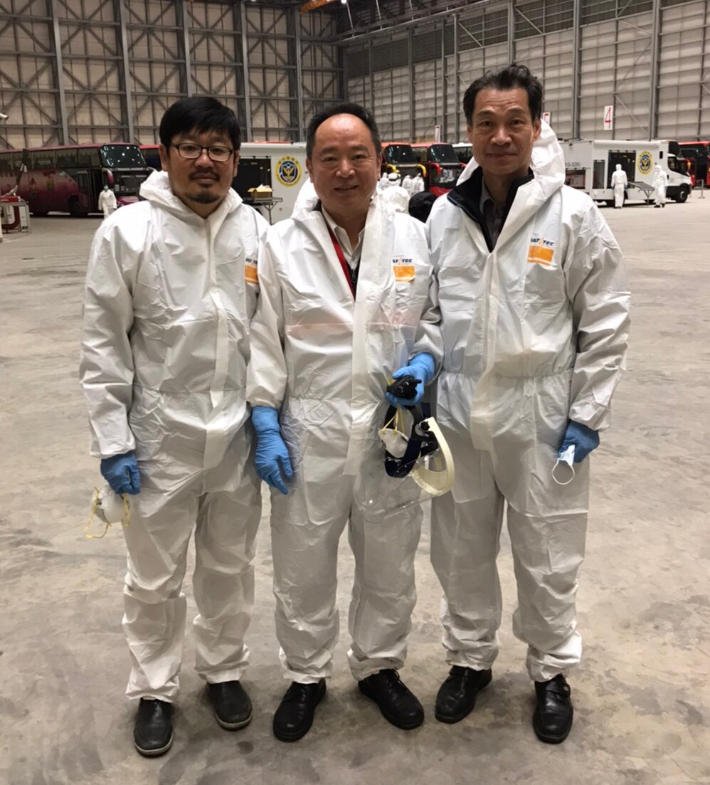 第一架武漢包機2月3日抵台，桃園機場業務處副處長陳慶隆(左)，桃勤公司經理陳興（中）及桃機公司營運安全處處長黃啟明（右）著防護衣接機。 圖：陳慶隆/提供