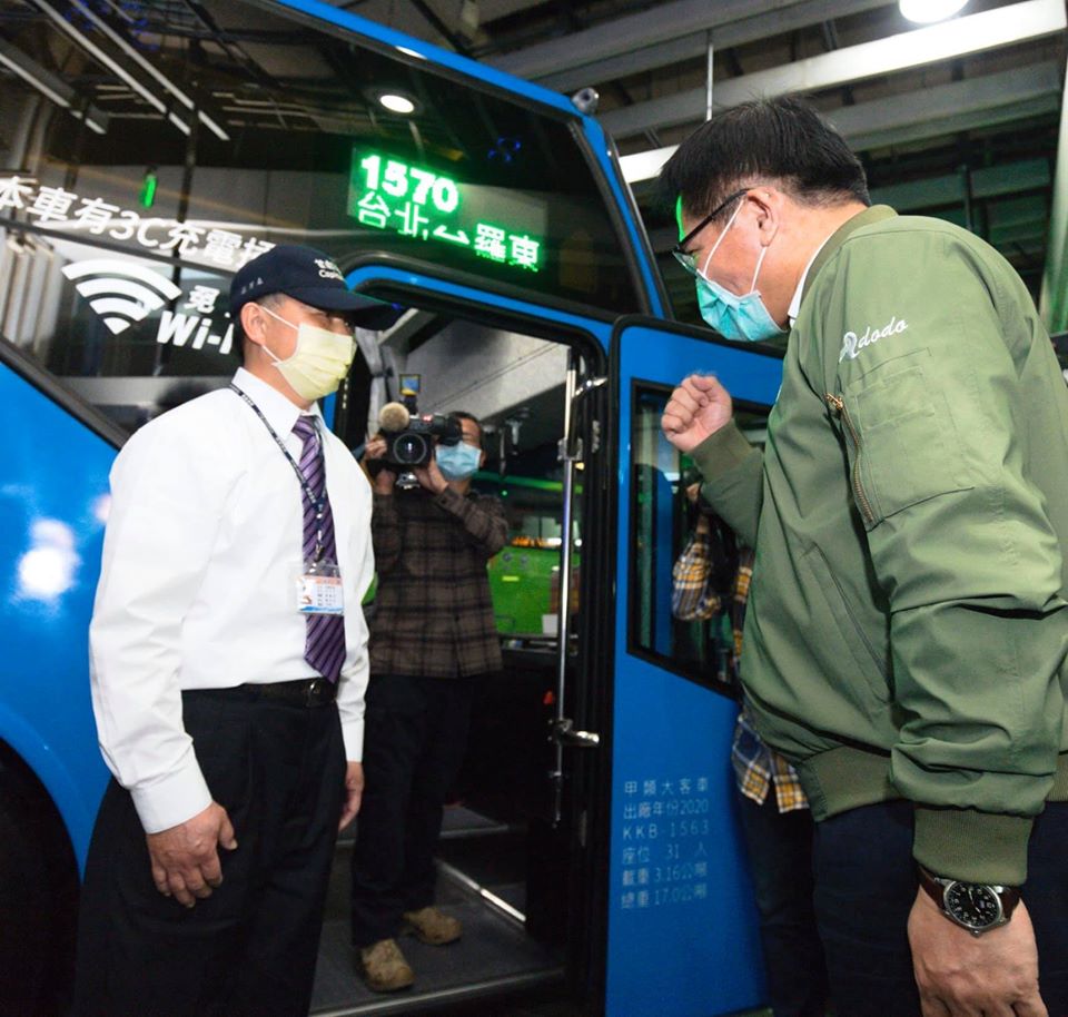交通部長林佳龍前往台北轉運站訪視國道客運業者營運受疫情影響情形。 圖：取自林佳龍臉書