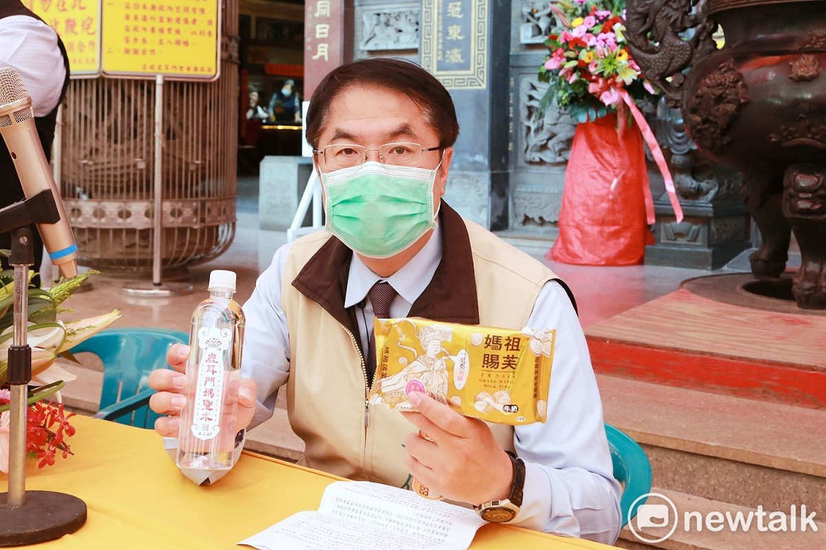 台南市神級防疫文創商品伴手禮「媽祖賜芙（福）」牛奶小泡芙，由台南市長黃偉哲請天上聖母媽祖護佑加，祈願台灣遠離疫情。 圖：黃博郎／攝