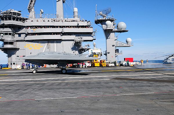 美國航空母艦羅斯福號爆出首例現役軍人感染武漢肺炎死亡案例，全艦停在關島進行隔離。 圖：翻攝自美國海軍官網