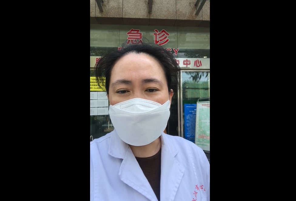 艾芬昨天下午在微博發布短片，她戴着口罩、身穿白袍說：「我現在一切都很好，謝謝大家」。 圖：翻攝自艾芬微博