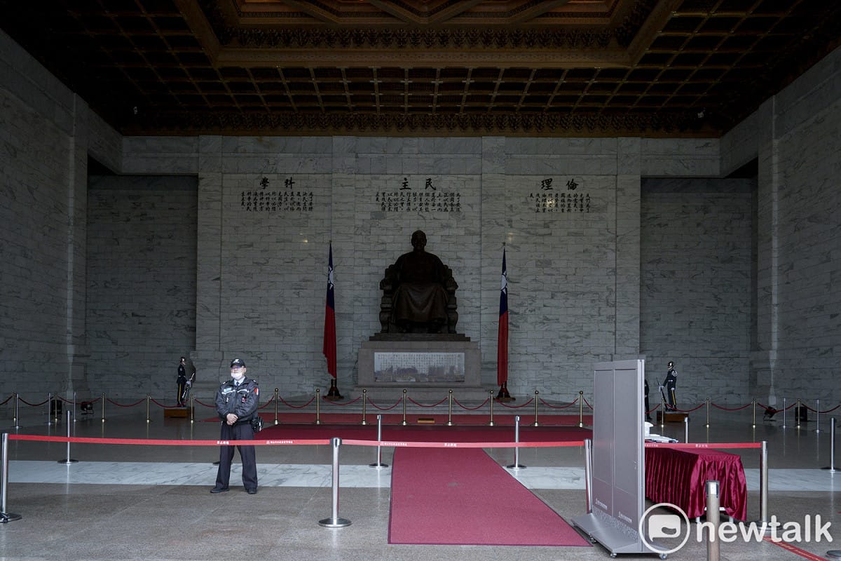 拆除全國蔣介石幽魅銅像，並速將三軍儀隊及銅像撤出中正紀念堂，被視為轉型正義重要一環。 圖：張良一/攝（資料照片）