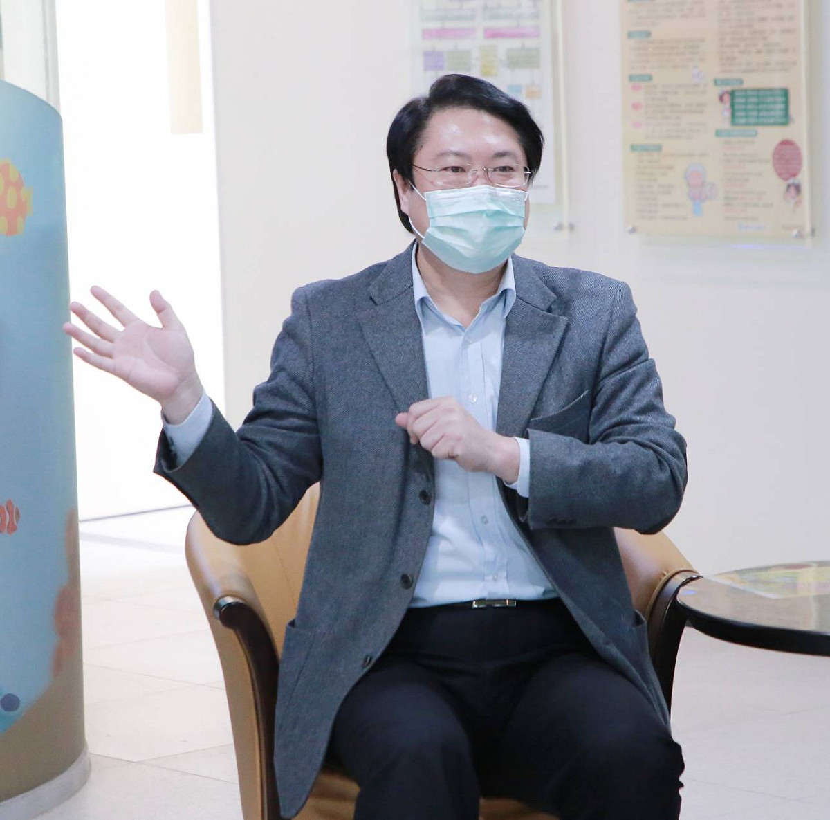 衛生局長吳澤誠日前於中正區衛生所慰問防疫一線同仁。 圖：取自基隆市政府官網