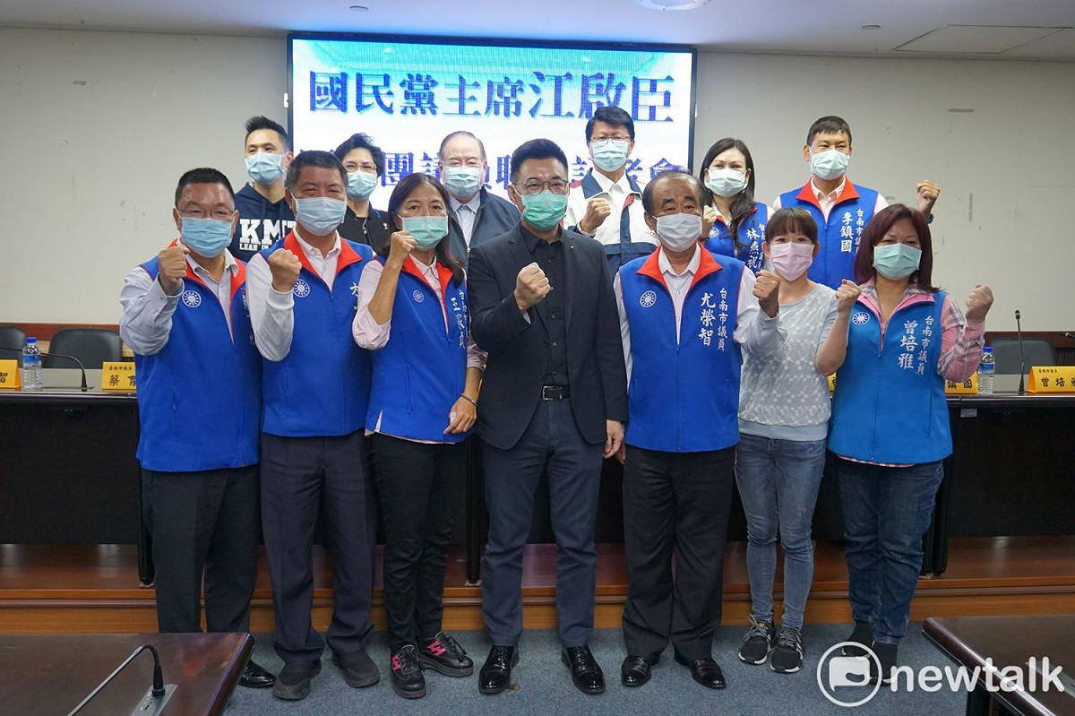 江啟臣在立委陳以信等人陪同下，拜訪台南市議會，與國民黨團議員座談。 圖：黃博郎／攝