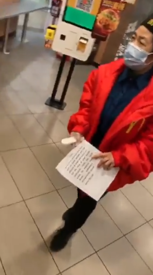 一段在網路廣傳禁止黑人進入麥當勞的影片，證實非洲人遭歧視非空穴來風。 圖：擷取自Shanghaiist影片