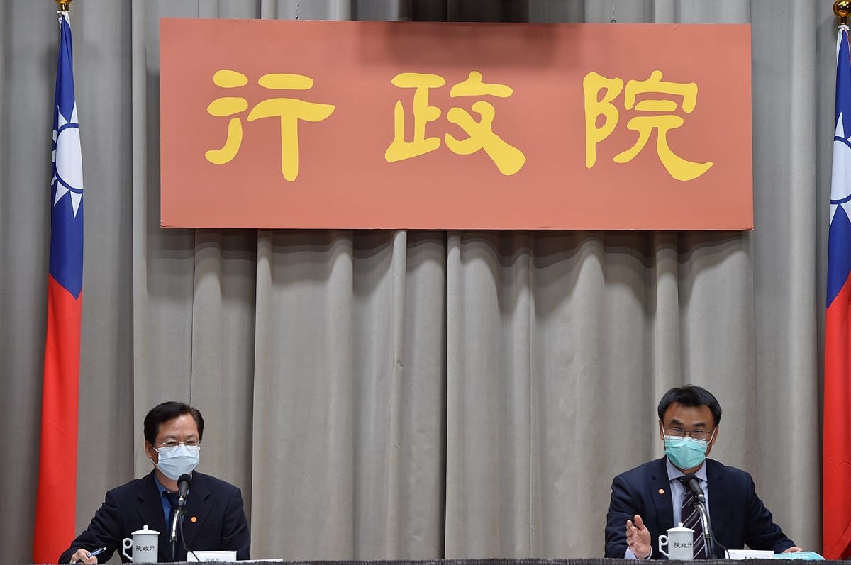 行政院14日下午召開「挺農民度難關紓困記者會」，由政務委員龔明鑫（左）與農委會主委陳吉仲（右）出席。 圖：行政院提供