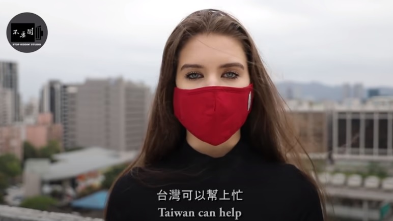 「不要鬧Stop Kiddin' Studio」推出的〈你不要趁機欺負台灣人〉影片，透過外國友人告訴世界Taiwan Can Help（台灣能幫忙），一起反擊譚德塞抹黑台灣的言論。 圖：翻攝Youtube