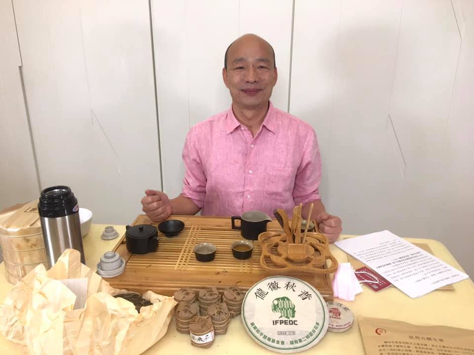 高雄市長韓國瑜昨 (14) 晚在FB上開直播，不同以往的「藍襯衫」經典造型，韓國瑜身穿「粉紅襯衫」亮相。 圖：翻攝自韓國瑜臉書
