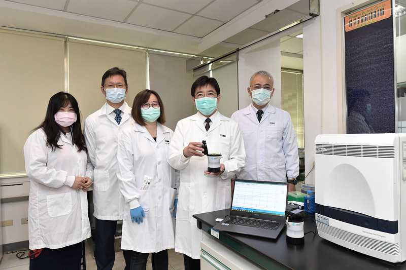 工研院研發疫開罐， 為國人守護防疫線。圖左起為工研院行銷傳播處處長林佳蓉、工研院生醫所所長林啟萬、工研院生醫所副組長江佩馨、工研院院長劉文雄、工研院副院長張培仁。  圖：工研院／提供