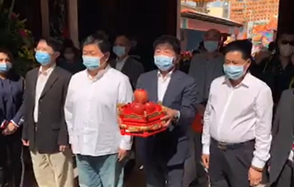 陳時中親自前往台中大甲鎮瀾宮，向顏清標致謝配合防疫工作，讓台灣疫情控制得宜。 圖：翻攝大甲鎮瀾宮臉書