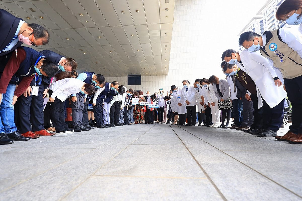 募4萬5千個物資挺防疫，盧秀燕帶頭向防疫英雄鞠躬致敬。 圖 : 台中市政府/提供