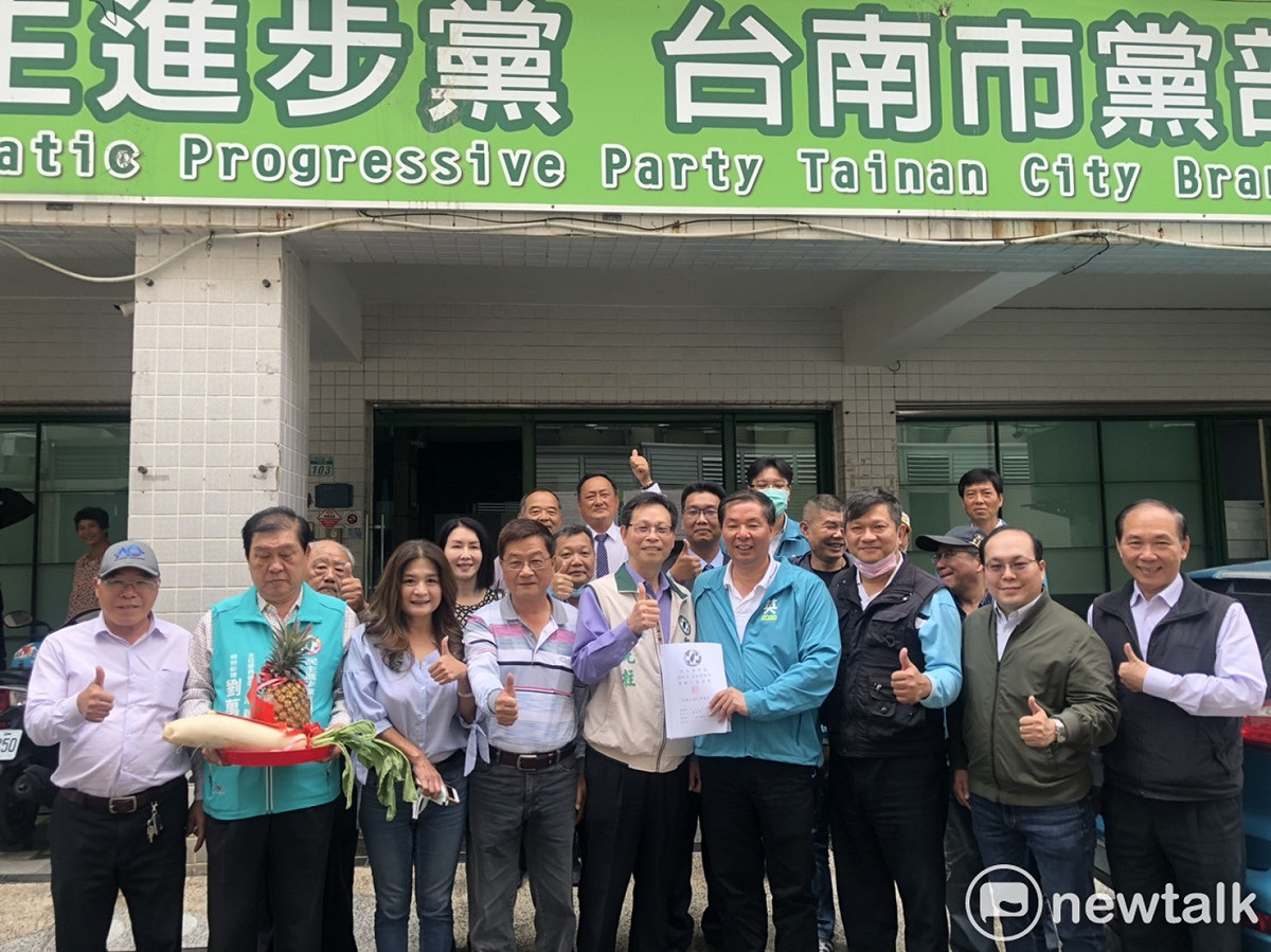 潘新傳率先登記參選主委，現任主委黃先柱和地方人士現身力挺。 圖：黃博郎／攝
