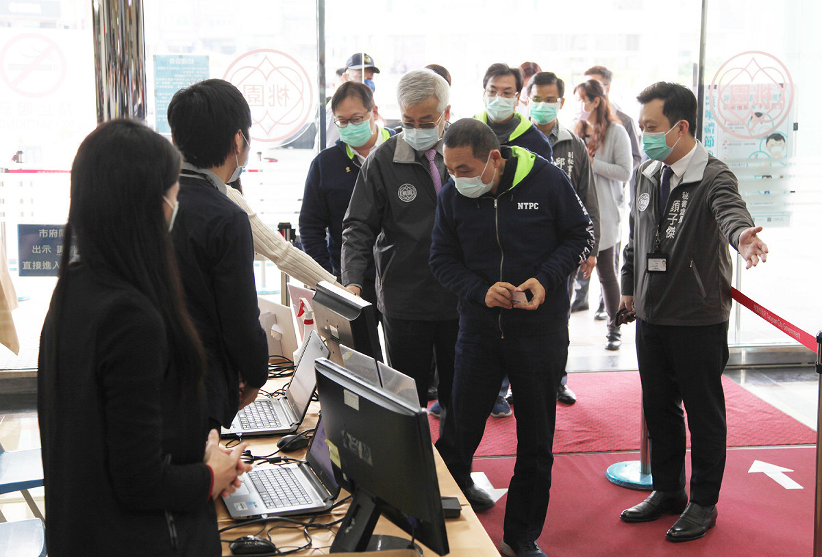 侯友宜持身份證刷卡進入桃園市府大樓。 圖:林昀真攝