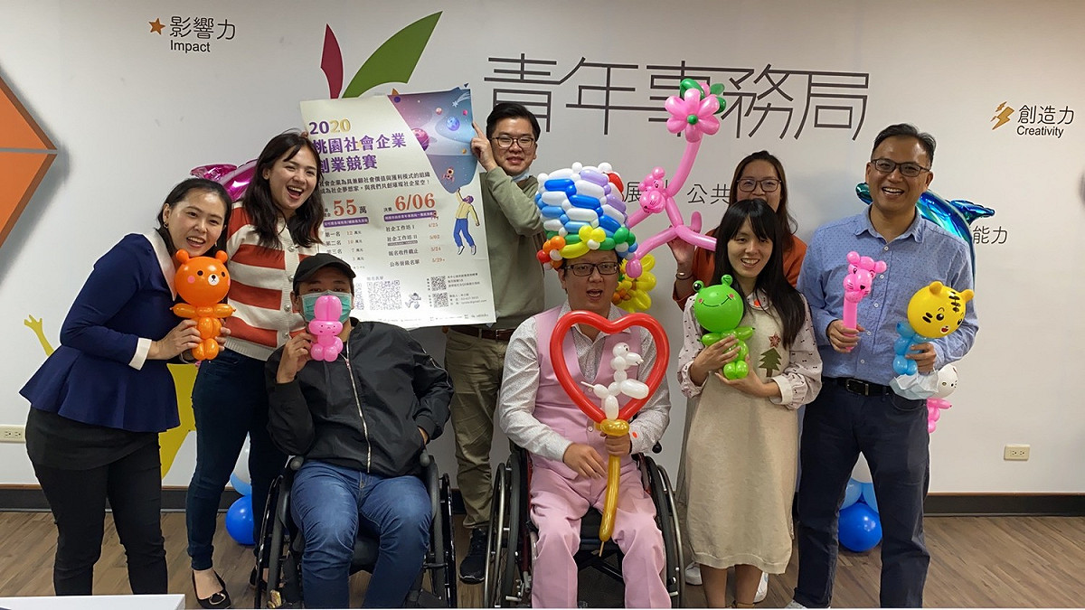 桃園市政府社會企業中心提供創業諮詢及資金補助，讓社會企業「有球必應」協助更多身障者學習一技之長，找回生活動力。 圖：桃園市政府青年事務局/提供