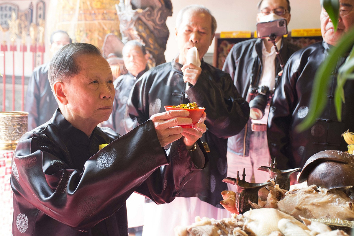 萬和宮慶祝媽祖聖誕三獻禮，由董事長蕭清杰主祭。 萬和宮/提供
