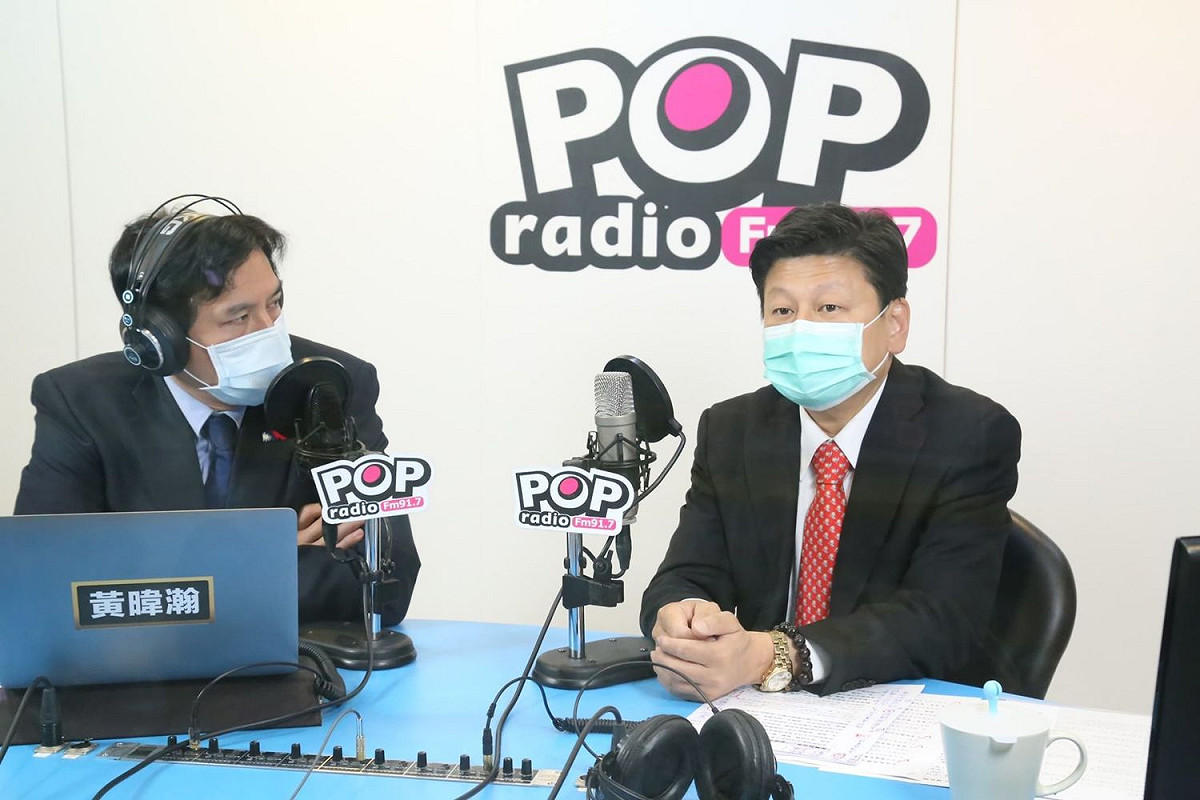 花蓮立委傅崐其接受電台專訪。 圖：《POP撞新聞》/提供