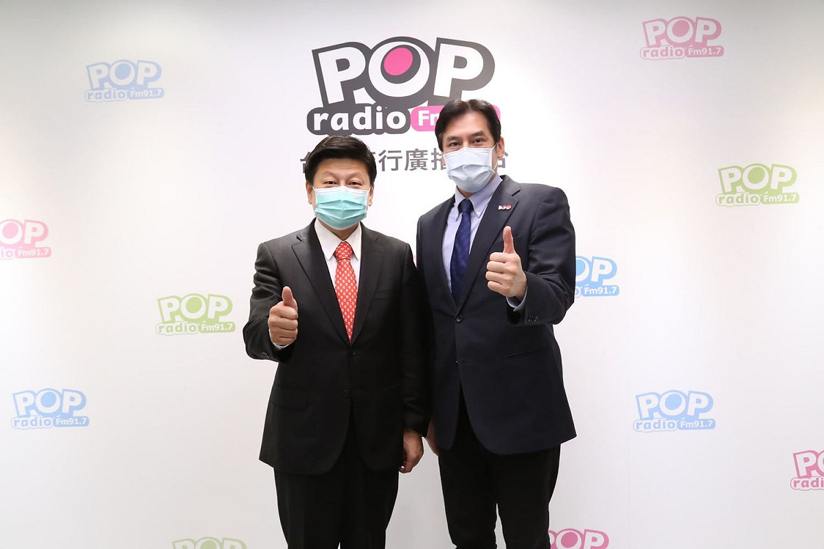 無黨籍立委傅崐萁接受電台專訪。 圖：《POP撞新聞》提供