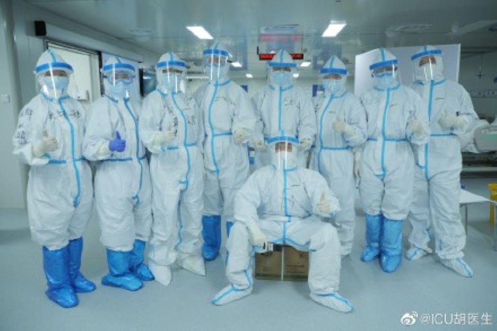 雷神山醫院日前已關閉消毒，大家紛紛向醫護人員們致上真誠的謝意。 圖：翻攝自微博