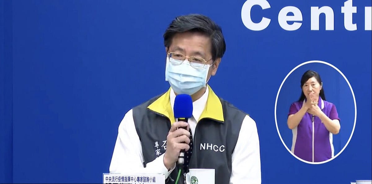 張上淳說明無症狀感染者是否會成為社區感染的主因。 圖：翻攝疾管署直播畫面