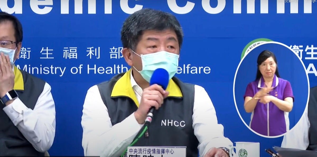 陳時中面對藝人洪都拉斯的模仿，表示在疫情緊張時刻，笑笑舒緩也很好。  圖：翻攝疾管署直播畫面