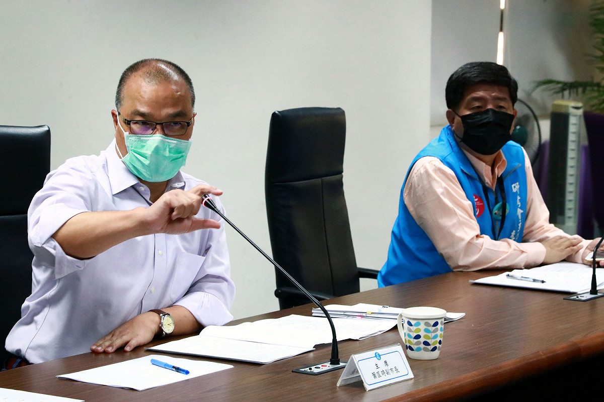 高市副市長葉匡時(左)指示推出第二波紓困計畫，協助市民及業者度過疫情。 圖：高雄市政府/提供