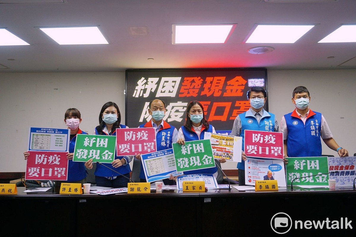 台南市議會國民黨團表示，政府應立即比照國外發現金紓困，台南市政府節稅三十億有成，更可率先發放「口罩券」給市民，或動用民政區里系統免費發口罩。 圖：黃博郎／攝