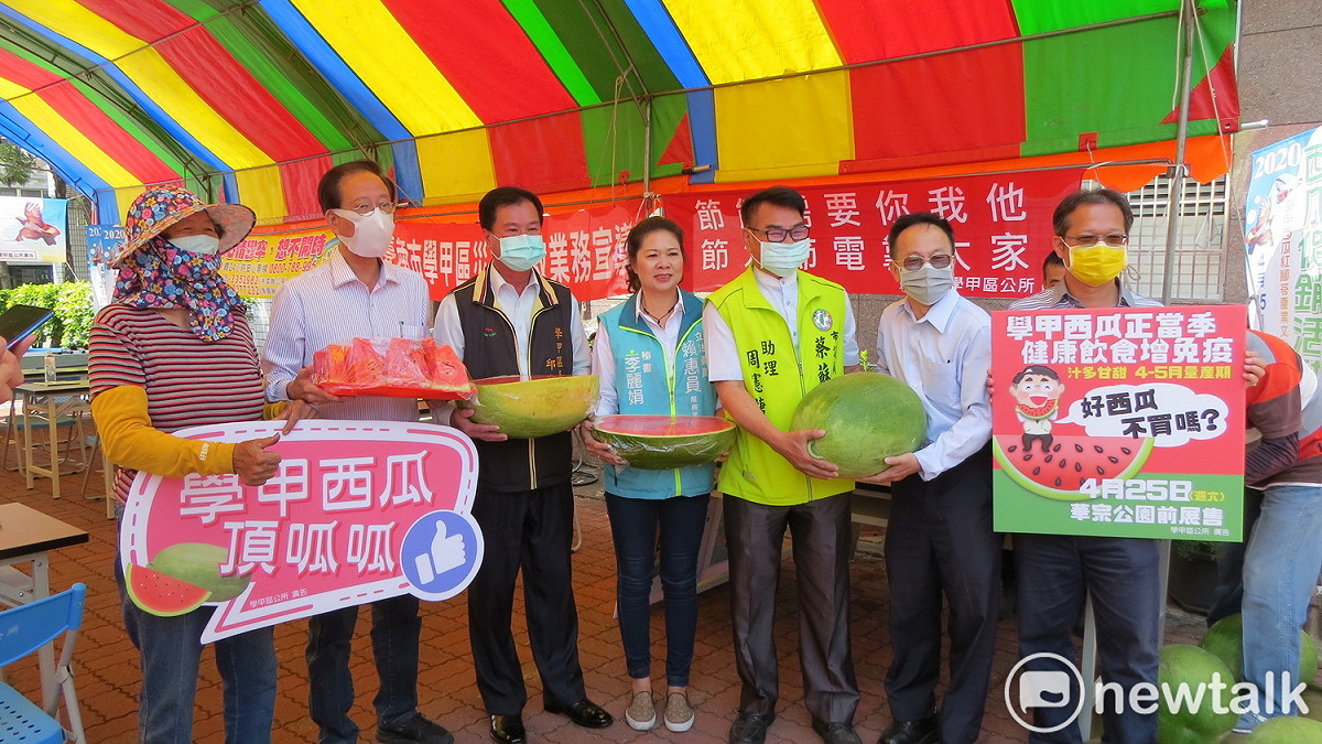 台南市學甲區長邱志榮偕同瓜農舉行學甲大西瓜產業文化節記者會，宣布4月25日將在華宗公園舉辦西瓜展售活動。 圖：黃博郎／攝
