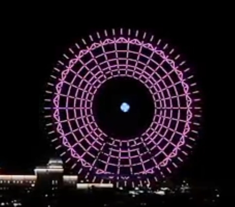 麗寶摩天輪秀出粉紅燈光。 圖：麗寶樂園/提供