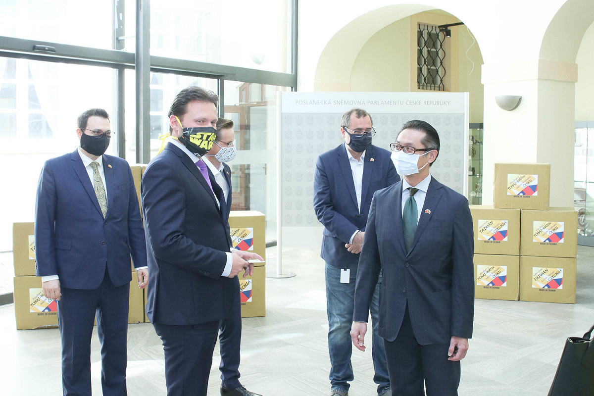 捷克國會16日高調舉行台灣口罩捐贈儀式，由眾議院議長馮德拉切克（前排左起）主持。 圖：翻攝自捷克國會官網
