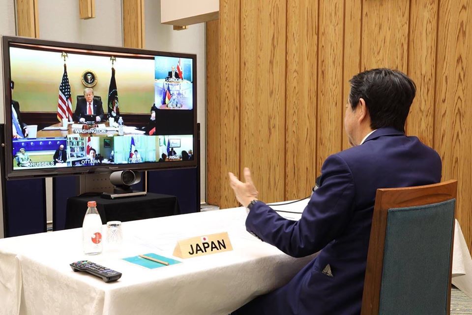 世界七大工業國組織（G7）16日召開視訊會議，一致認為WHO防疫不力，必須改革，圖為日本首相安倍晉三正與各國領袖對談。 圖：翻攝自日本首相官邸臉書