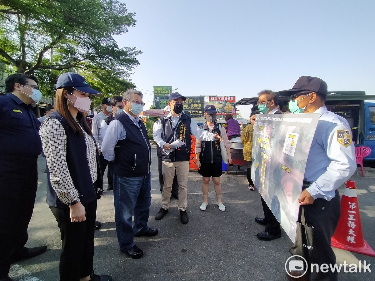 台中市副市長令狐榮達到大坑風景區了解人流管制情形。 唐復年/攝