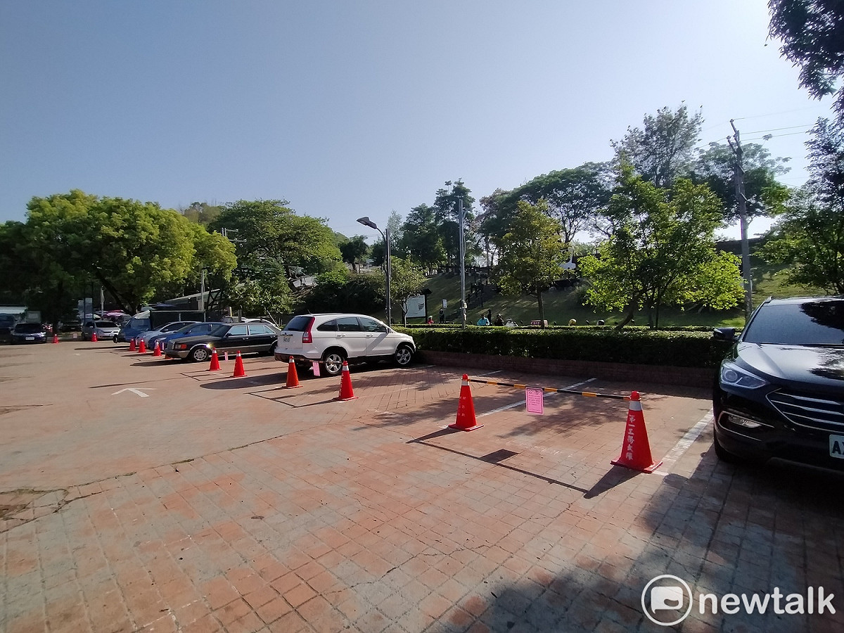 大坑風景區停車場封閉一半的停車空間。 唐復年/攝
