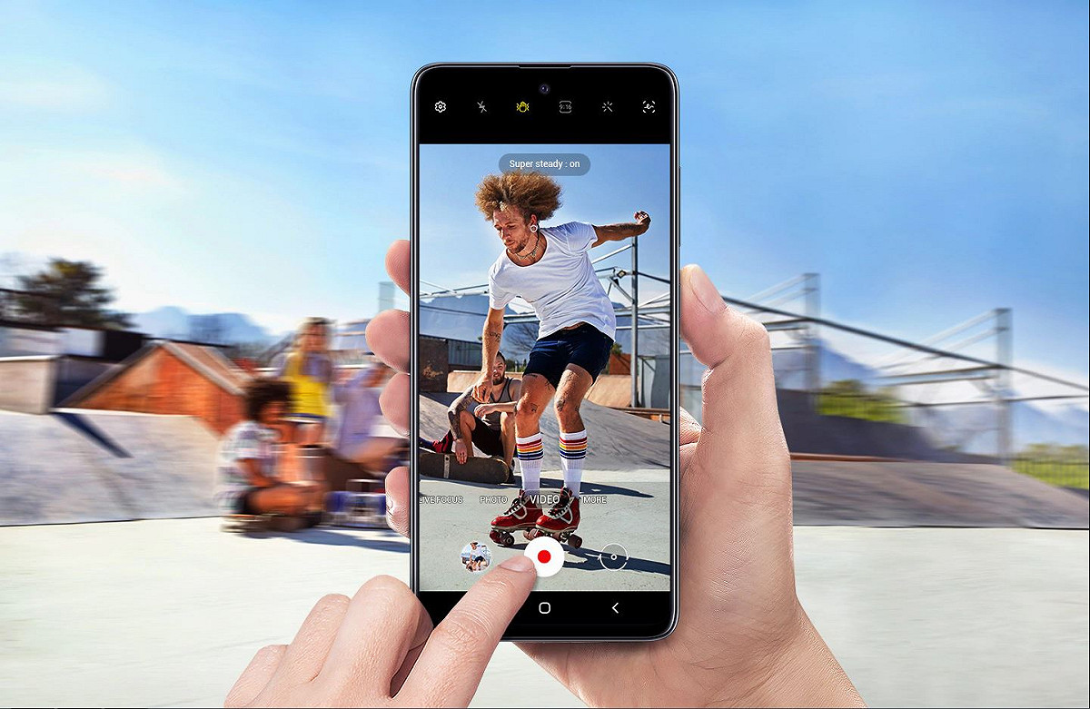 自蘋果發表第二代iPhone SE後，三星Galaxy A51也跟著降價。圖為使用三星Galaxy A51示意圖。 圖：取自三星官網