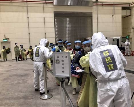 移民官負責入境者證照查驗工作。 圖：移民署提供