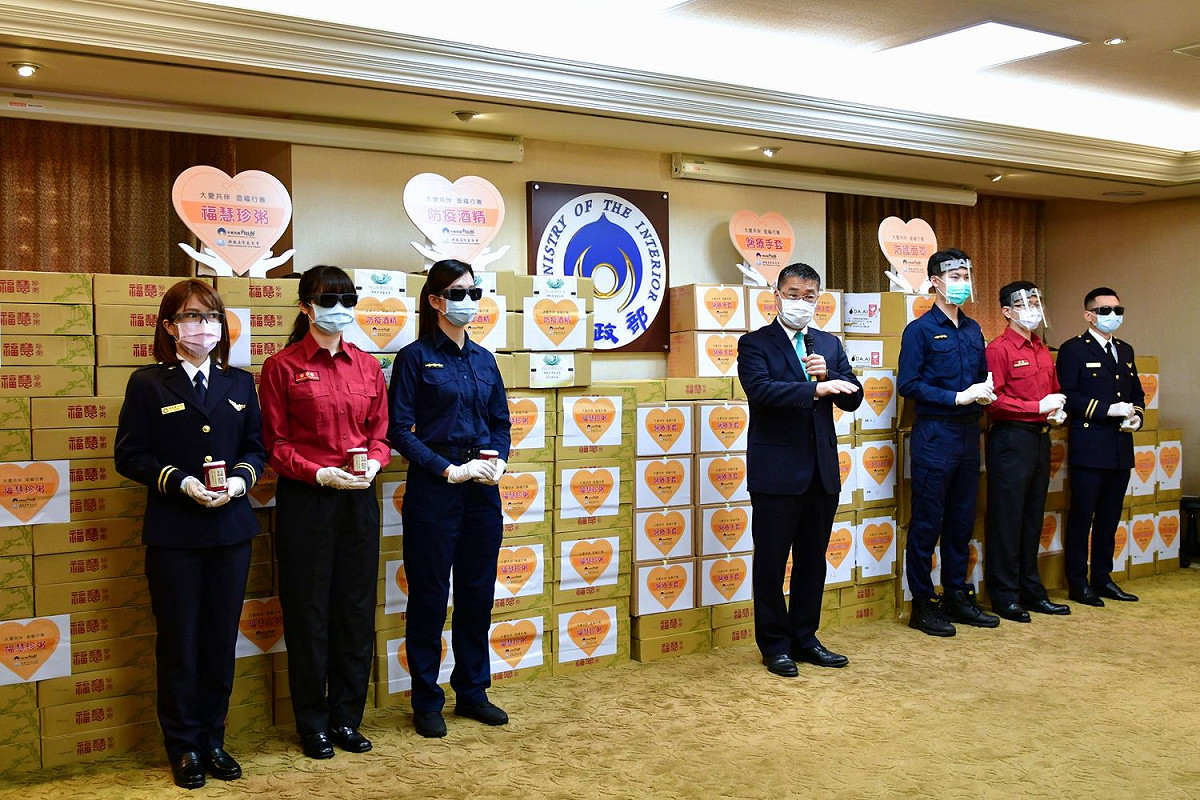內政部長徐國勇感謝慈濟，努力把各類防疫物資集結起來，捐給政府。 圖：內政部提供
