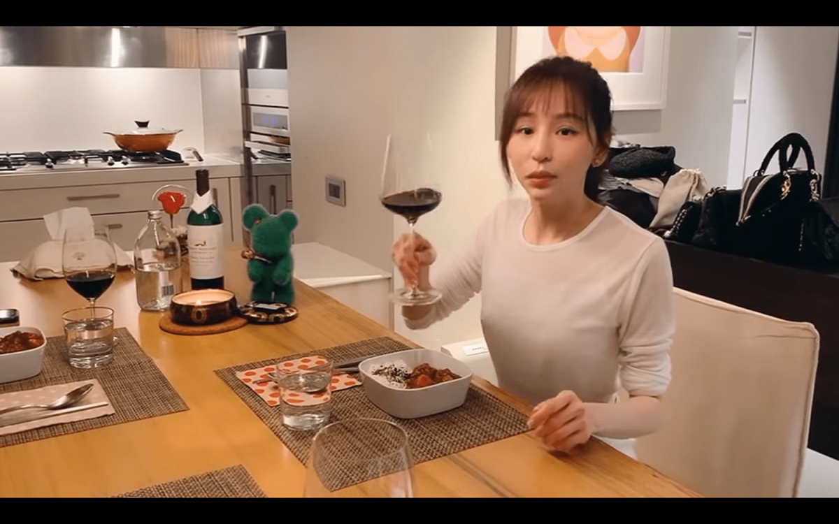 王心凌親自教學拿手私房菜，罕見曝光超時尚豪宅內裝。 圖：擷取自王心凌官方Youtube影片