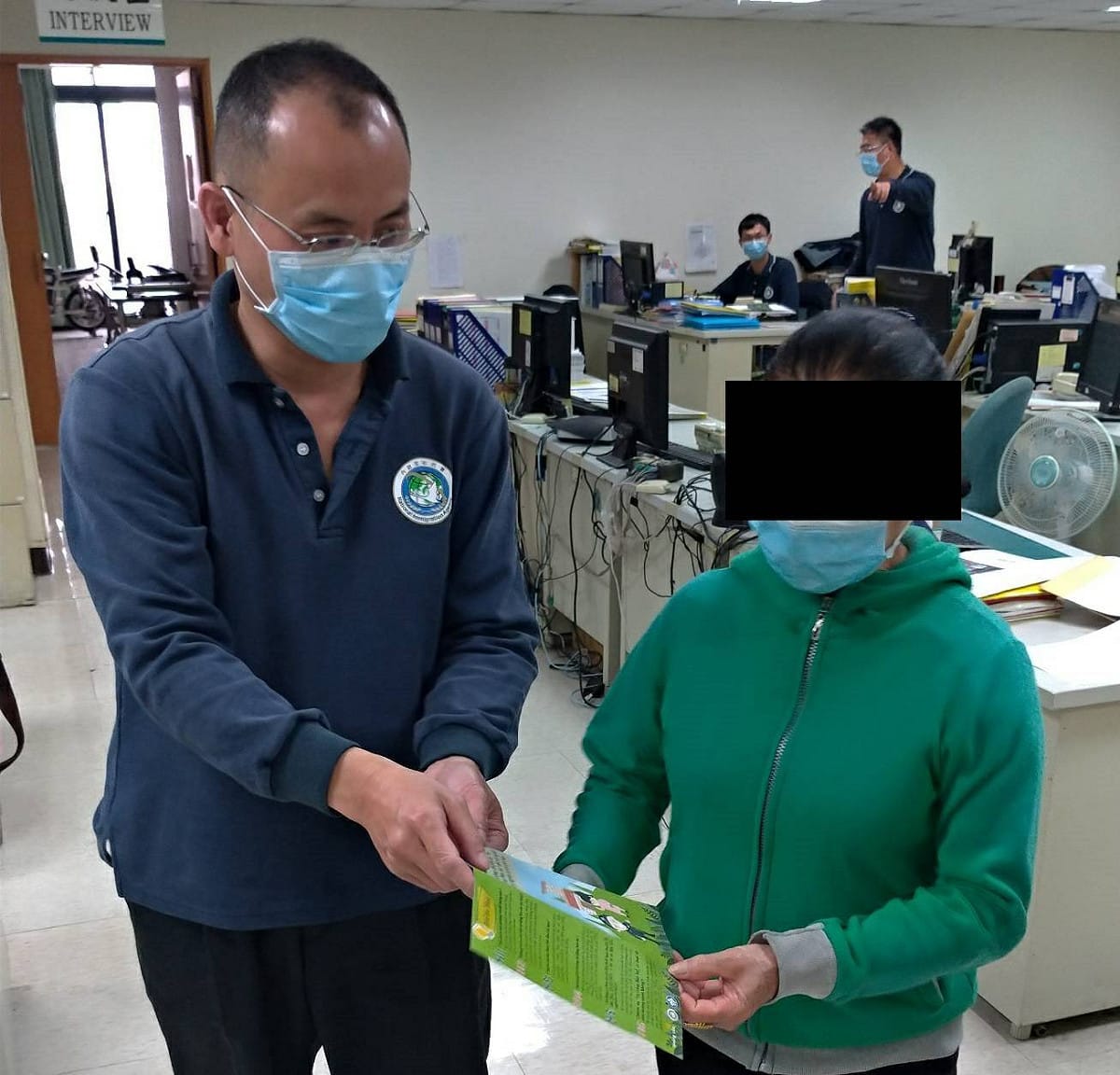 防疫期間，嘉義市移民官以專案協助一名懷孕移工返鄉待產。 圖：移民署/提供
