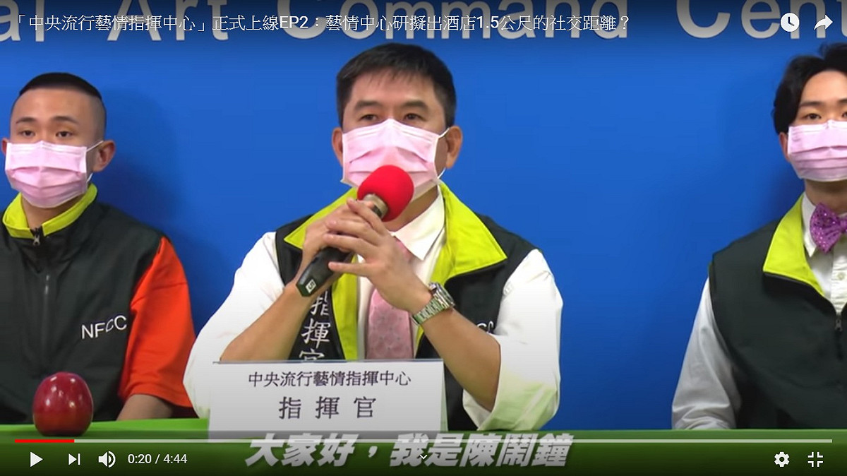 洪都拉斯飾演部長陳時中雙胞胎弟弟陳鬧鐘。 圖：擷取全民大劇團YouTu全民大劇團YouTube