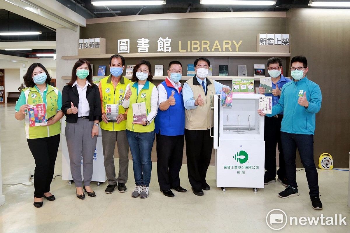 面對新冠肺炎疫情，為保障市民借閱書籍的衛生安全，黃偉哲積極向各界募集圖書除菌機，今日偕同文化局長葉澤山至新營文化中心圖書館出席捐贈儀式，頒發感謝狀表揚帝寶工業公司及可成科技公司。 圖：黃博郎／攝