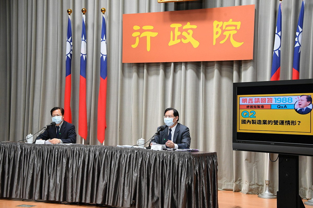 行政院政務委員龔明鑫（右）今(17)日下午邀集經濟部次長林全能（左），召開「行政院紓困振興方案」記者會。 圖：行政院提供