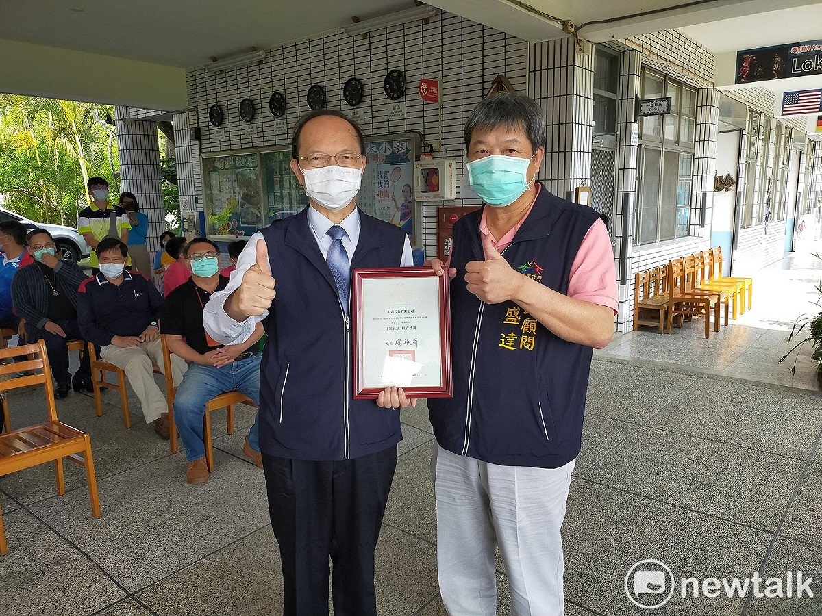 台中市教育局長楊振昇（左）致贈感謝狀給市政顧問鄒盛達。 唐復年/攝