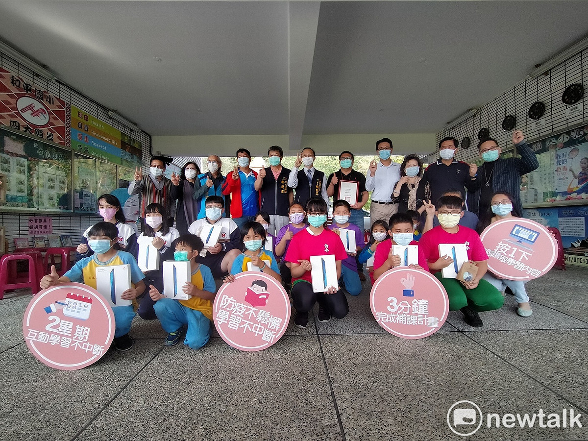 台中市教育局長楊振昇、市政顧問鄒盛達與受贈平板的學校校長、學生代表合影留念。 唐復年/攝