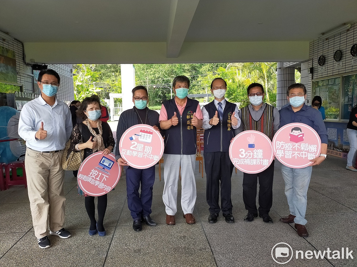 台中市教育局長楊振昇、市政顧問鄒盛達與受贈平板的學校校長合影留念。 唐復年/攝