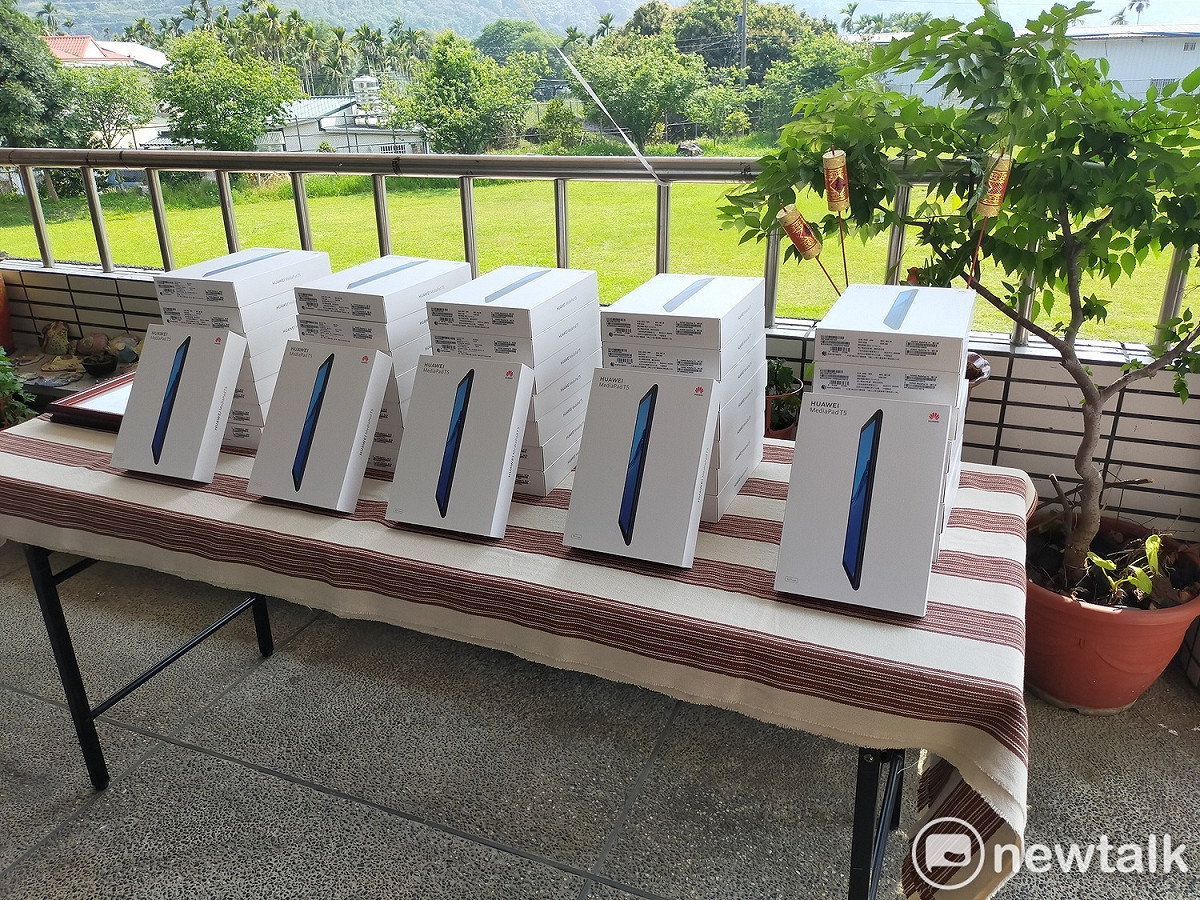 40部平板電腦由和平區五所學校分配使用。 唐復年/攝