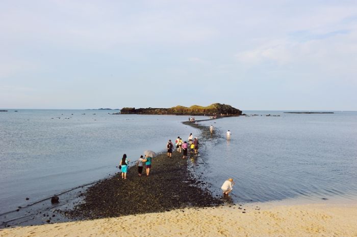 澎湖知名景點奎壁山地質公園「摩西分海」昨天傳出多名遊客在海底步道露出前就下海，經勸阻後平安回到岸上。 圖：翻攝自澎湖縣政府稅務局（資料照）