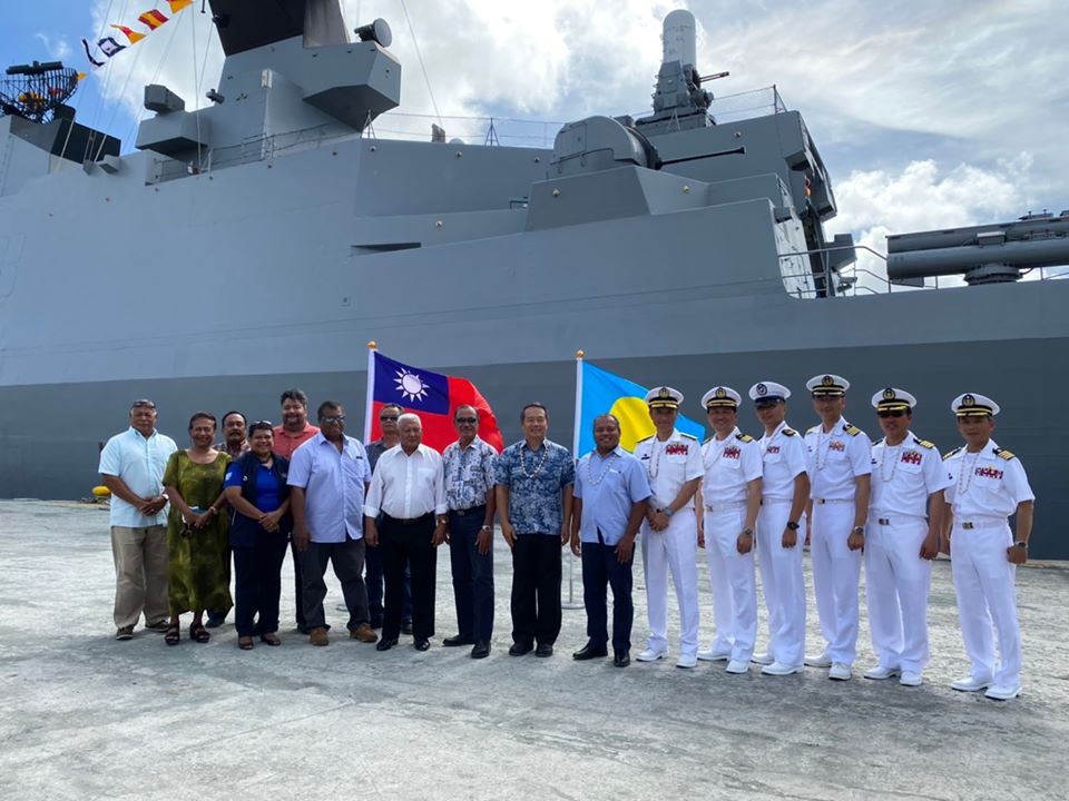 我國敦睦艦隊日前至帛琉進行訪問，返國後於4月15日下艦，卻傳出3名官兵實習生確診武漢肺炎。 圖：取自中華民國駐帛琉大使館臉書