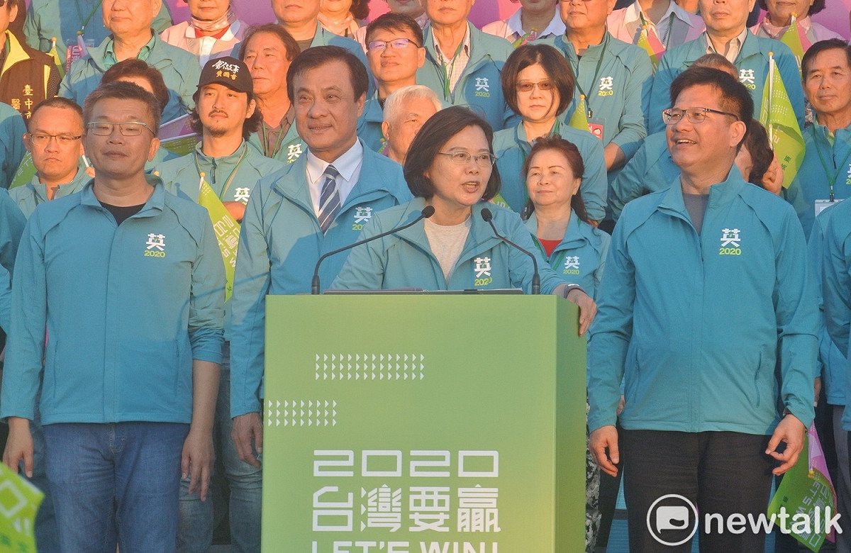 蔡其昌（左一）與林佳龍（右一」誰會代表綠營挑戰盧秀燕？就要考驗蔡英文的智慧。 唐復年/攝