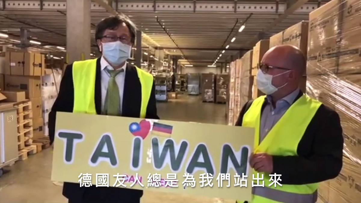 100萬片捐贈德國的口罩已分送德國16邦，協助德國防疫工作，讓第一線醫護人員使用。德國國會友台小組成員Frank Müller-Rosentritt, MdB議員代表國會友台小組成員，在接受德國聯邦衛生部委託運送這批口罩的物流公司倉庫感謝台灣的捐贈。 圖/翻攝自Taiwan in Deutschland臉書粉絲頁