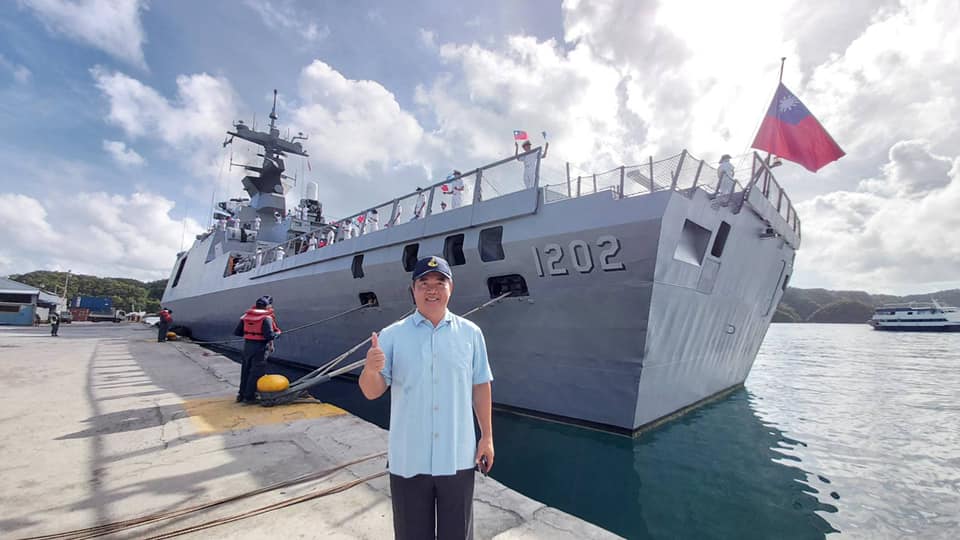 駐帛琉大使周民淦3月中旬在臉書分享出多張與台灣海軍艦隊成員的合影。 圖：翻攝自周民淦臉書